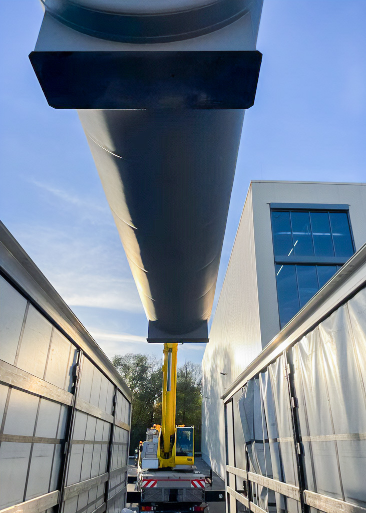 LKW der Rolling Cases GmbH wird via Kran beladen