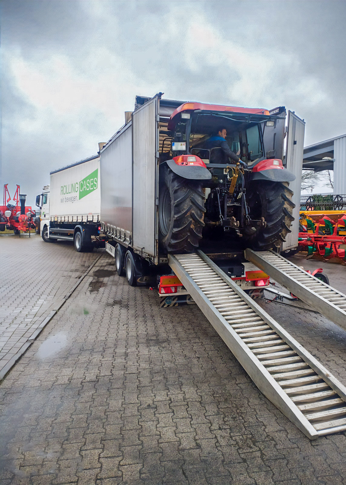 Truck der Rolling Cases GmbH wird mit einem Traktor beladen