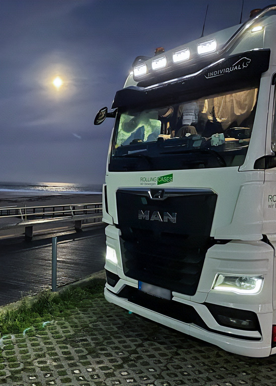 LKW der Rolling Cases GmbH am Atlantik in Portugal