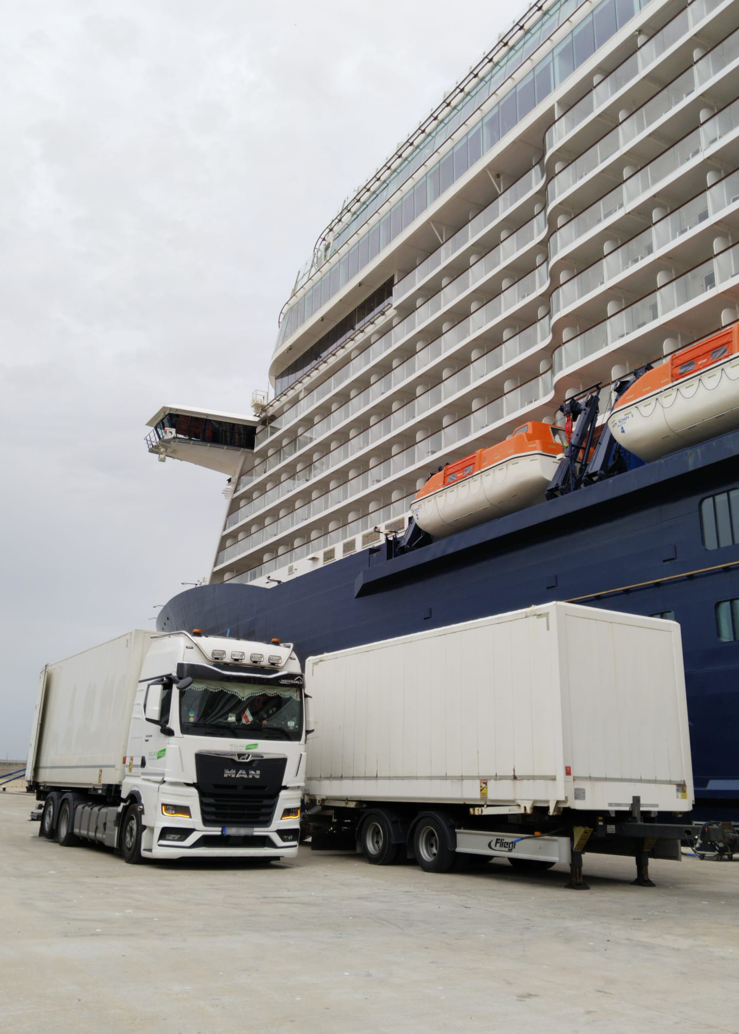 Truck der Rolling Cases GmbH im Hafen von Palma de Mallorca