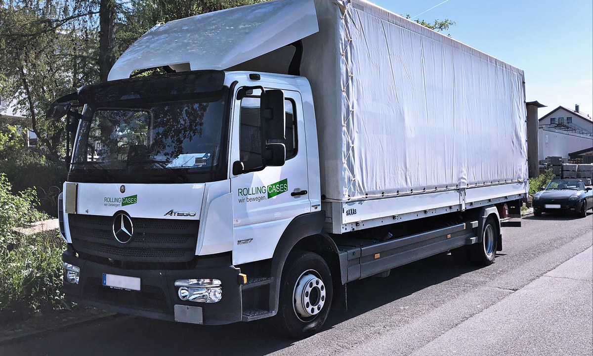 LKW von Rolling Cases GmbH auf der Straße