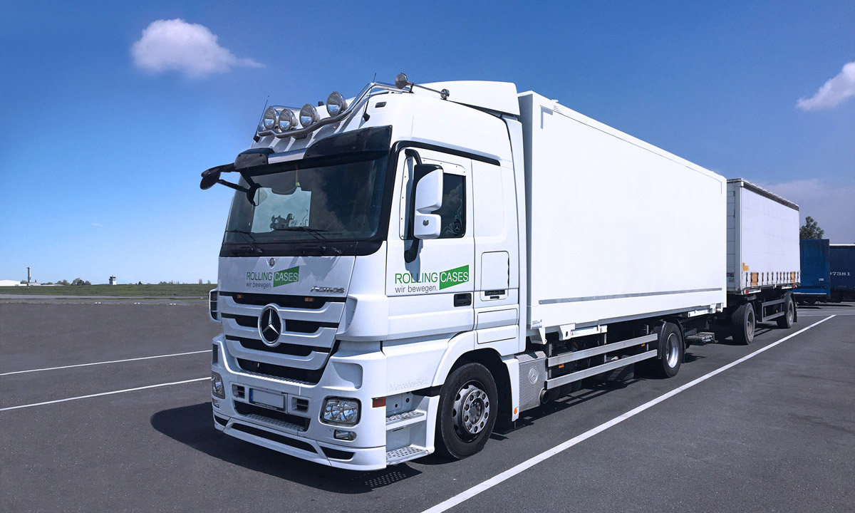 LKW mit Hänger auf Autobahn